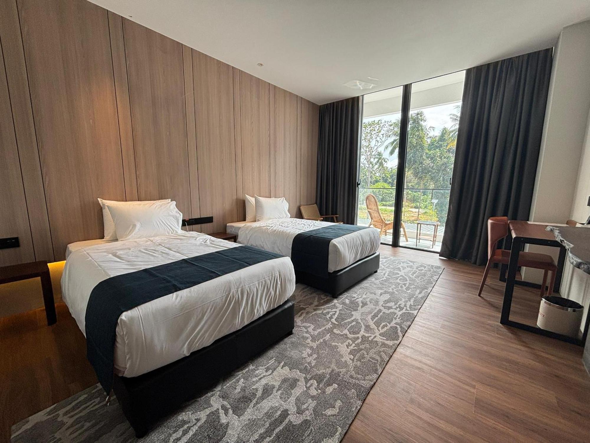 Roxy Beach Resort Sematan Eksteriør bilde